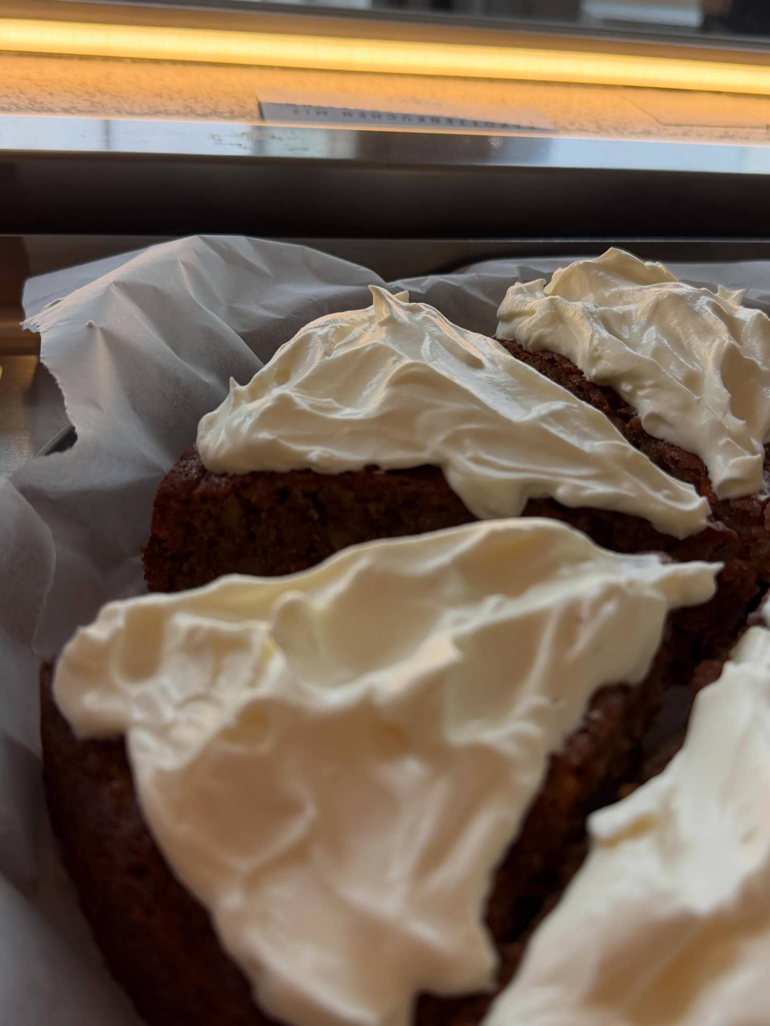 Hausgemachter Karottenkuchen mit Frischkäse-Topping, in Stücke geschnitten