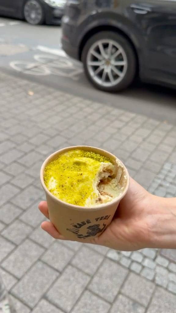 Video: Pistazien-Tiramisu zum Mitnehmen im Café-Tera-Becher wird draußen auf dem Gehweg gelöffelt